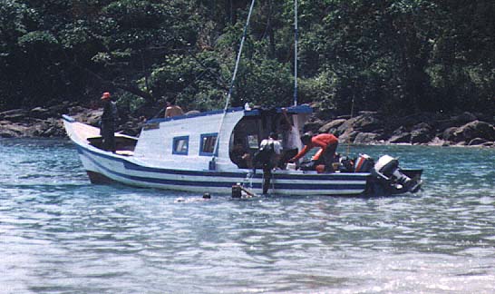 Dive Boat (48930 bytes)